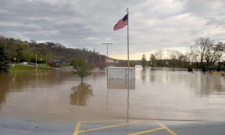 Badai Dan Banjir Bandang Di Wilayah Tengah Dan Timur AS