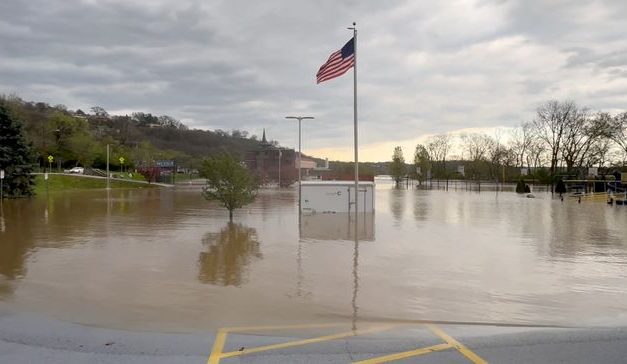 Badai Dan Banjir Bandang Di Wilayah Tengah Dan Timur AS