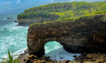 Pantai Karang Bolong, Destinasi Favorit Di Pacitan