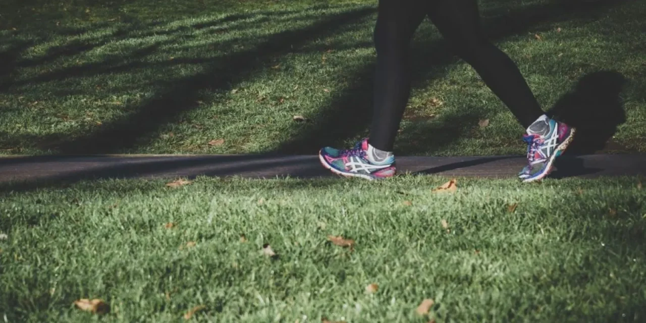 Ketahui Manfaat Jalan Kaki Setelah Makan Malam