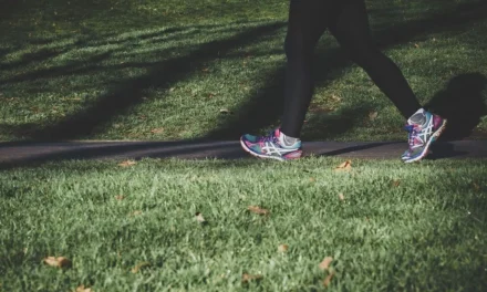 Ketahui Manfaat Jalan Kaki Setelah Makan Malam
