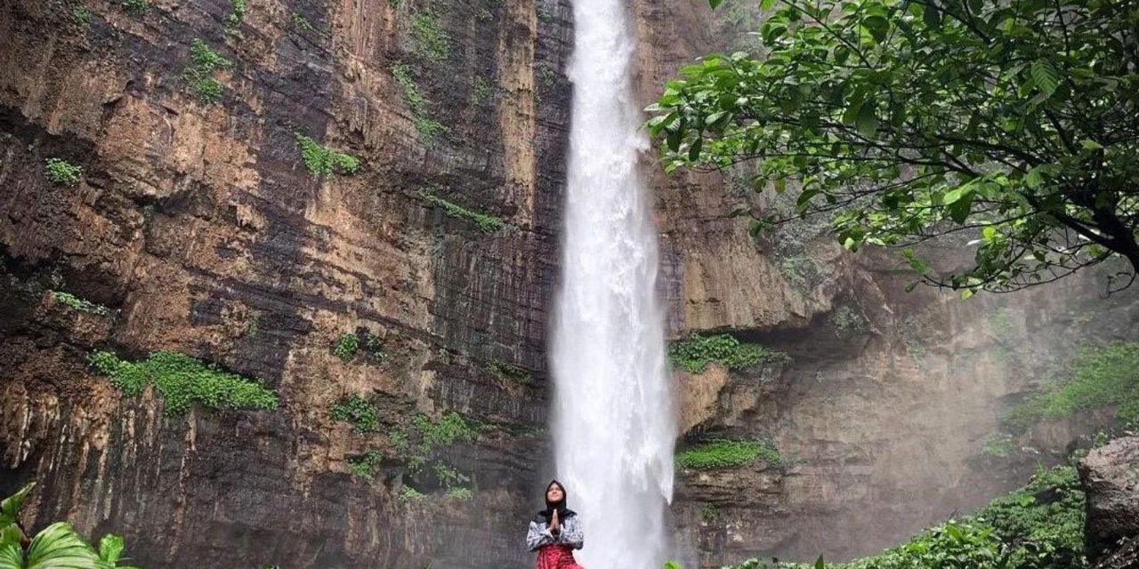 Kapas Biru Waterfall Di Lumajang Dengan Pesonanya
