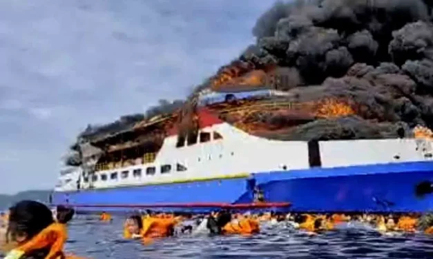 Laut Talise: KM Barcelona 5 Terbakar, Penumpang Lompat Ke Laut