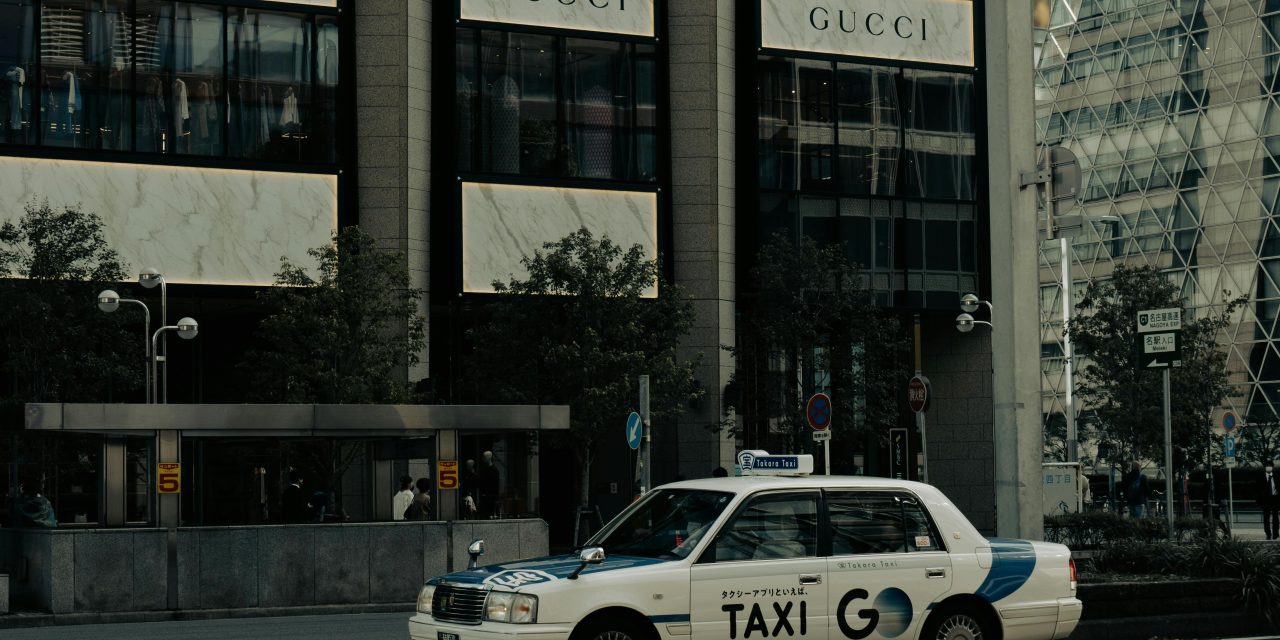 Gucci: Estetika, Warisan Italia, dan Simbol Kemewahan Global