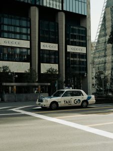 Gucci: Estetika, Warisan Italia, dan Simbol Kemewahan Global