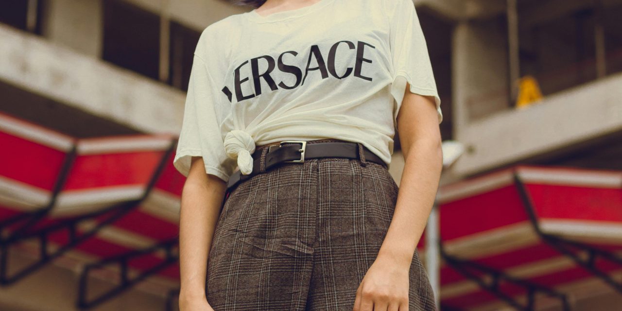 Versace: Simfoni Kemewahan, Ikonik, dan Seni Italia