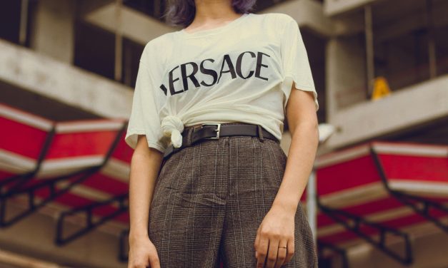 Versace: Simfoni Kemewahan, Ikonik, dan Seni Italia