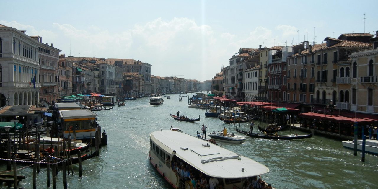 Venesia: Mengapung di Atas Air yang Tak Lekang oleh Waktu