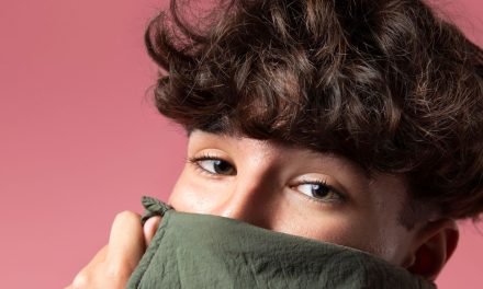 Poni Depan: Tren Gaya Rambut Pria Bikin Look Makin Simpel