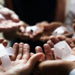 Giving Is Healing: Kenapa Berbagi Bisa Jadi Terapi Mental Terbaik?