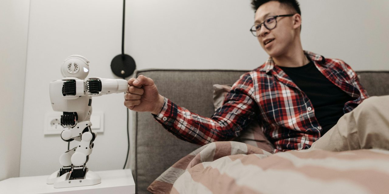 Robot Humanoid Membantu Operasional Hotel Modern