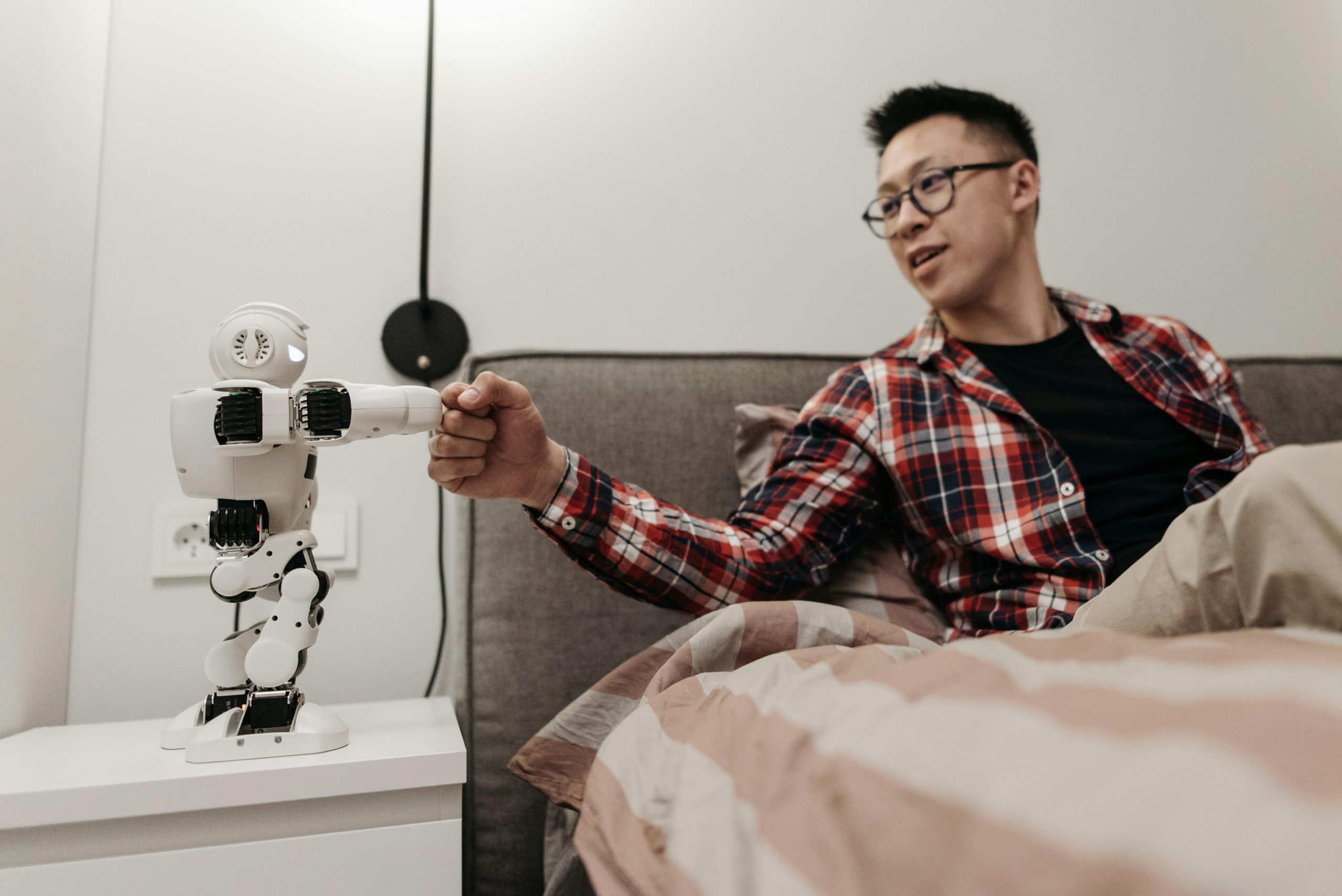Robot Humanoid Membantu Operasional Hotel Modern