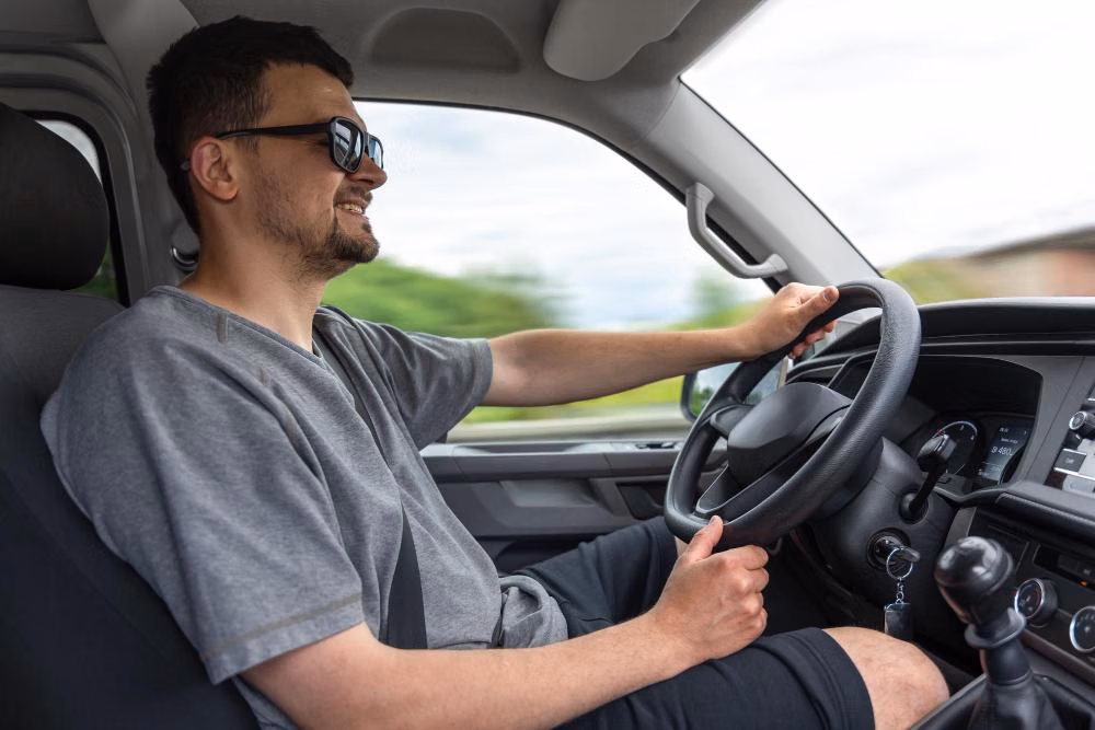 Nggak Ribet, Ini 3 Sisi Enaknya Nyetir Mobil Sendiri