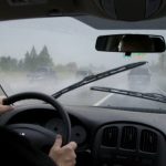 Hujan Deras? Ini Tips Aman Nyetir Mobil Pas Jalan Licin