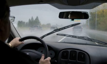 Hujan Deras? Ini Tips Aman Nyetir Mobil Pas Jalan Licin