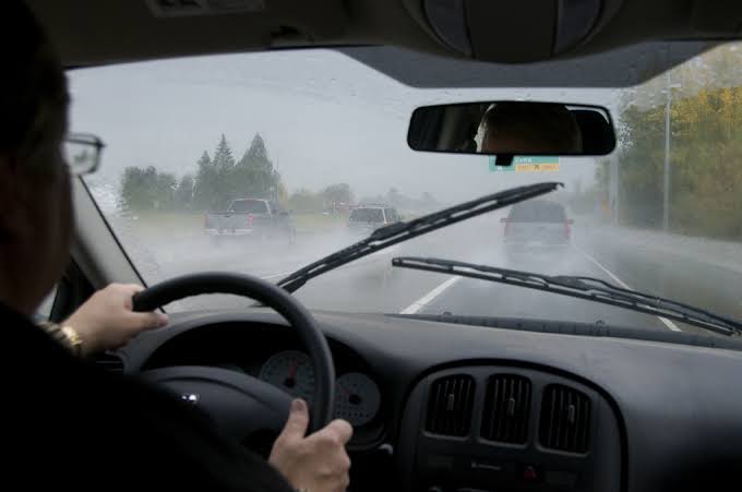 Hujan Deras? Ini Tips Aman Nyetir Mobil Pas Jalan Licin